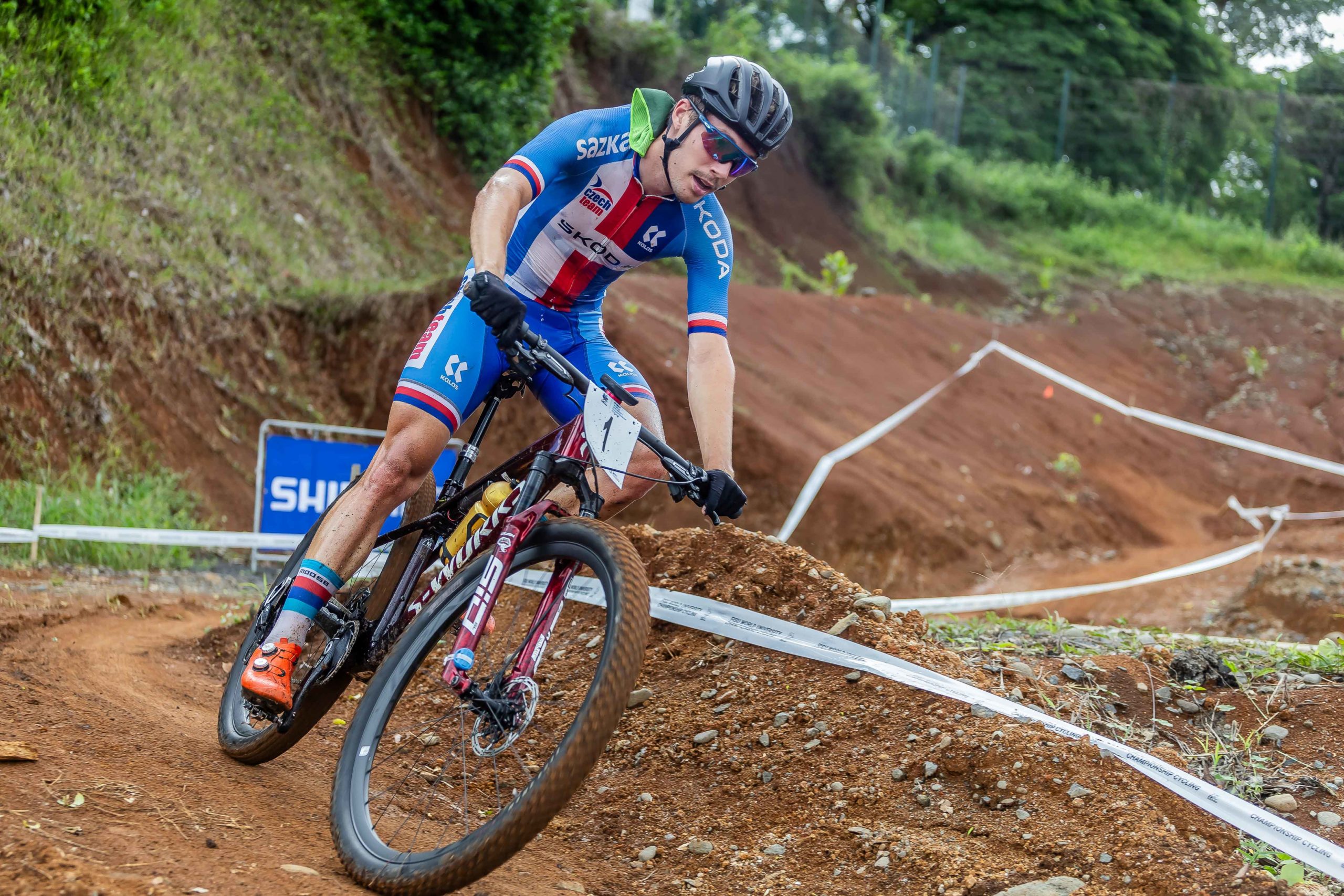 Ciclista en la pista de Mountain Bike