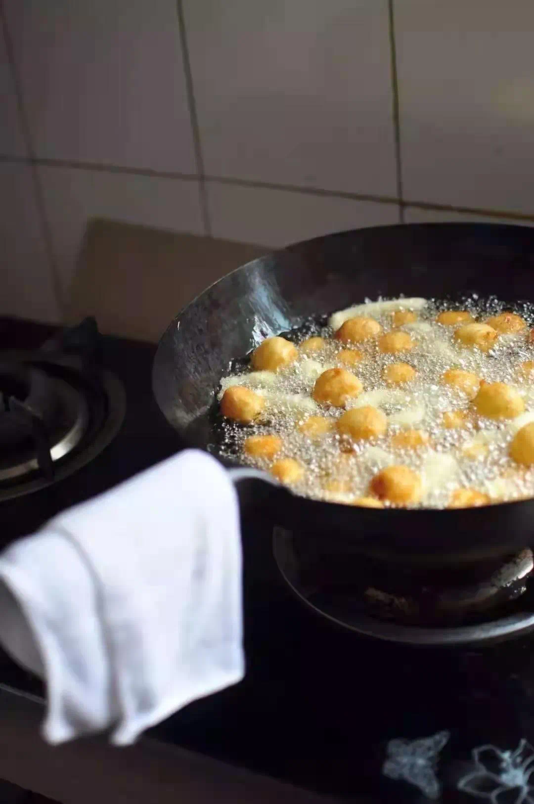 Hollow Glazed Sweet Balls
