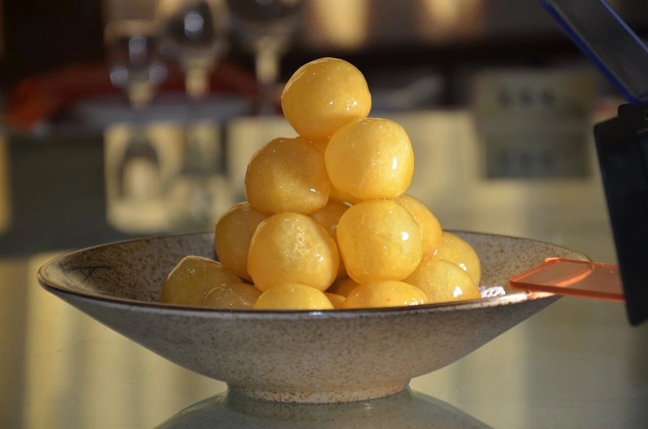 Hollow Glazed Sweet Balls